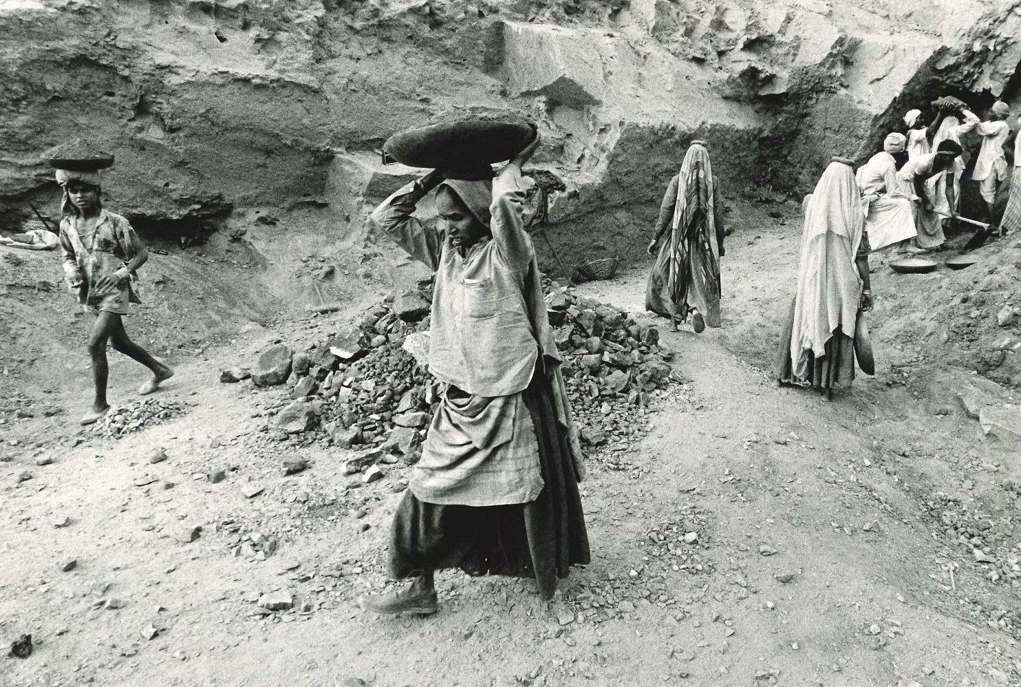 Migrant stone quarry workers, India, 1981-2 Copyright Adrianne Jones. Courtesy of Richard Burton Archives, Swansea University