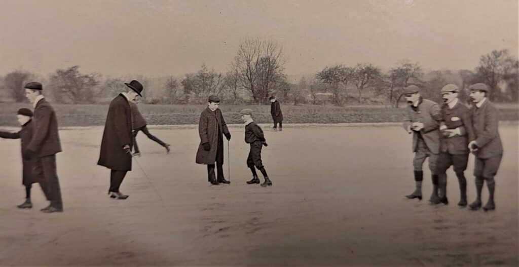 Delwedd du a gwyn o pobl yn sglefrio ar yr iâ tua dechrau'r 1900au.