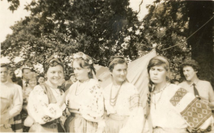 Ffotograff o bedair merch o Wcrain wedi'u gwisgo yn eu gwisg genedlaethol