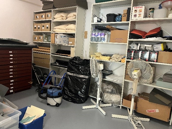 Llun o ystafell storio yn Archifau Gwent gyda llawer o eitemau a silffoedd