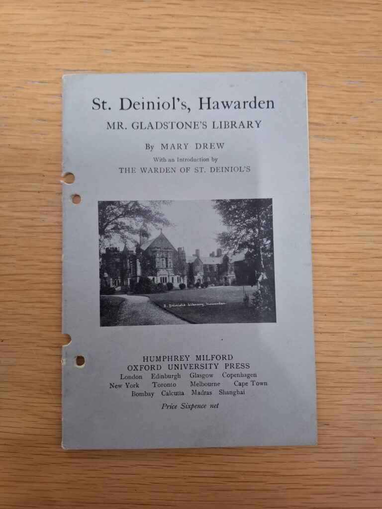 Penarlâg Deiniol Sant, Llyfrgell Mr Gladstone gan Mary Drew (1925), eitem o Lyfrgell Gladstone